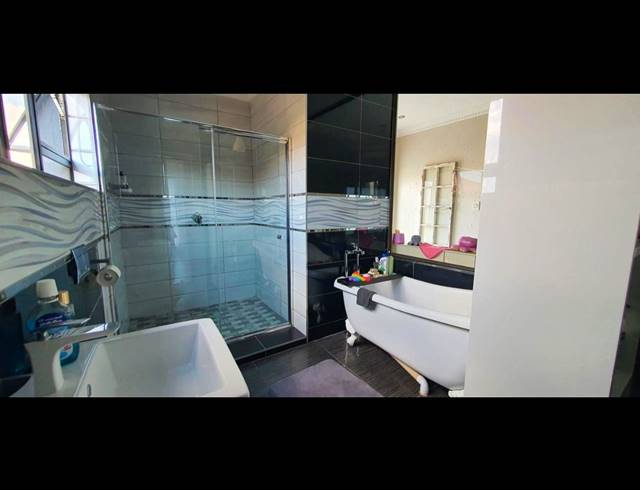 4 BEDROOM TOWNHOUSE FOR SALE IN SOUTH CREST
